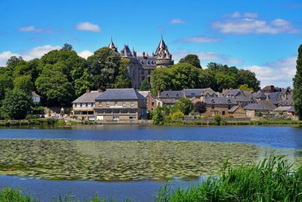 Vue du Château de Combourg et du Lac Tranquille avec l'Hôtel du Château sur la gauche