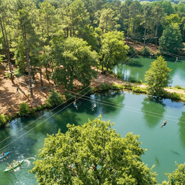 Parcours accrobranche dans la forêt de Villecartier près de Combourg en Bretagne